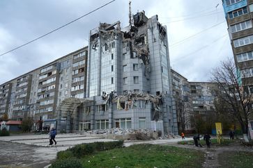 Archivbild: Ein durch ukrainischen Beschuss zerstörtes Hotel in Altschewsk in der Volksrepublik Lugansk, Russland. Bild: Maxim Sacharow / Sputnik