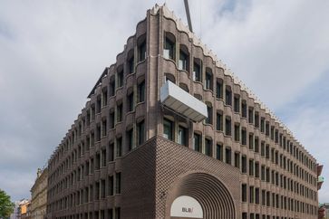 Letzte Fassadenarbeiten vor der Eröffnung. Bild:  "obs/Bremer Landesbank/Hornung"