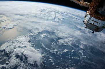 Erde gesehen aus dem All (Symbol) - SNA, 1920, 01.07.2021 (Foto: © CC0 / Free-Photos)