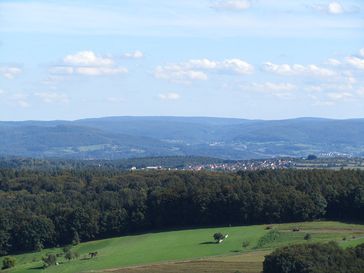 Blick vom Ludwigsturm (Hahnenkamm) südostwärts zum Geiersberg (586 m), höchster Berg im Spessart