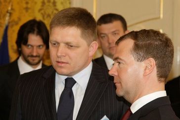 Robert Fico (links) mit Dmitri Medwedew während dessen Staatsbesuchs in der Slowakei (2010)