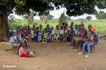 Nach einem Überfall von Fulani Viehhirten im April 2020 müssen sich die Christen aus der Gemeinde von Pastor Jeremiah unter einem Baum treffen.  Bild: Open Doors Deutschland e.V. Fotograf: Open Doors