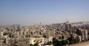 Kairo vom Minarett der Ibn-Tulun-Moschee aus gesehen. In der Bildmitte die Sultan-Hasan-Moschee und die Al-Rifa'i-Moschee, rechts auf dem Hügel der Zitadelle die Muhammad-Ali-Moschee.
