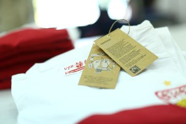 Fairplay auch abseits des Spielfeldes: Das beweist der VfB Stuttgart mit seiner neuesten Merchandising-Kollektion.  Bild: Fairtrade Deutschland e.V. Fotograf: Siva Pavi