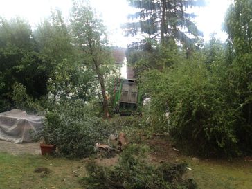 So kam der LKW halb im Garten - halb am Haus zum Stehen.