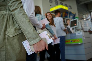 Der Doppeljackpot von 90 und 27 Millionen Euro führte zu einer regen Nachfrage in den Lotto-Annahmestellen und im Internet. Bild: "obs/Eurojackpot/Jean-Marie Tronquet"