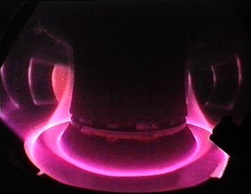 Blick in das viele Millionen Grad heiße Plasma der Fusionsanlage ASDEX Upgrade in Garching. Der Plasmarand wird auf die speziell ausgerüsteten Divertor-Platten am Boden gelenkt.
Quelle: Foto: IPP (idw)
