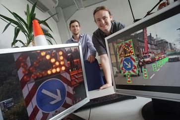 Die Jenaer Master-Studenten Martin Thümmel (l.) und Felix Schneider vom Lehrstuhl für Digitale Bildverarbeitung haben einen internationalen Wettbewerb im Bereich Automobilindustrie gewonnen. Quelle: Jan-Peter Kasper/FSU (idw)