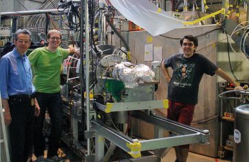 Foto: Dr. Franz Kottmann, Dr. Randolf Pohl und Dr. Daniel Covita (von links nach rechts) stehen vor einem supraleitenden Magnet (5 Tesla), in dem das Experiment stattfindet. Im Inneren befinden sich die Myonendetektoren und die Wasserstoffzelle. Das starke Magnetfeld ist notwendig, um den Myonenstrahl auf etwa den Durchmesser eines Bleistiftes zu bündeln.
Quelle: © CREMA-Kollaboration, MPQ (idw)