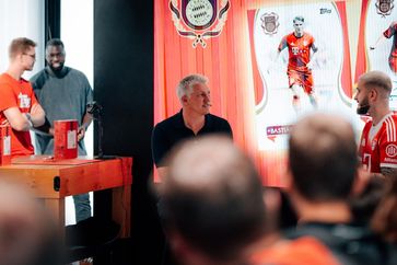 Bastian Schweinsteiger im Gespräch mit Influencer IamTabak (2025) Bild: Topps Fotograf: Topps Europe Ltd