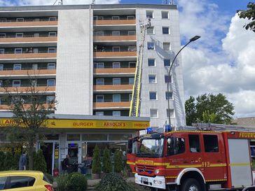 Einsatzstelle mit Drehleiter Bild: Feuerwehr