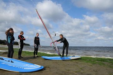 Verstehen, wie Sportverletzungen entstehen und verhindert werden können – Teilnehmer des Maritimen Symposiums im letzten Jahr beim Surftraining.
Quelle: Foto: UMG/Janke (idw)