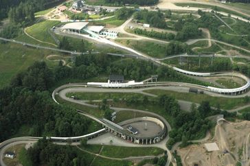 Veltins-Eisarena: Oberer Bahnteil im Sommer mit Starthaus