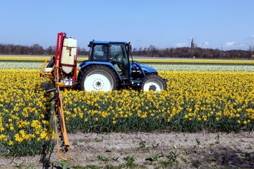 Traktor bei der Ausbringung von Pflanzenschutzmitteln