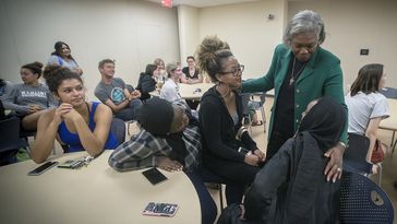 Die Präsidentin der Hamline University, Fayneese Miller, im Gespräch mit Studenten, St. Paul, USA, 21. August 2017. Bild: www.globallookpress.com / Elizabeth Flores