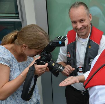 Prof. Dr. Christian Laforsch präsentiert den Fund eines Mikroplastik-Teilchens.
Quelle: Foto: LUBW Landesanstalt für Umwelt, Messungen und Naturschutz Baden-Württemberg; mit Quellenangabe zur Veröffentlichung frei. (idw)