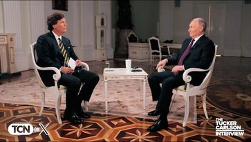 Tucker Carlson und Wladimir Putin (2024)