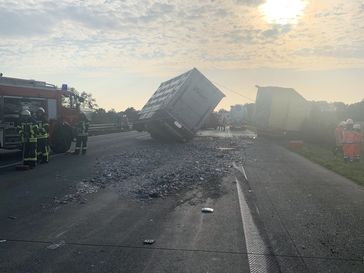 Der Lkw wird mit Seilwinde und Stahlseile gesichert Bild: Feuerwehr