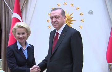 Archievbild: Von der Leyen, repräsentiert durch die Türkische Flagge, trifft Erdogan.