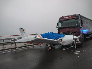 Flugzeug gegen Lkw Bild: Polizei