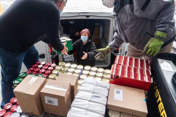 25. Mai 2020, Sachsen, Dresden: Mitarbeiter der Tafel beladen einen Lieferwagen mit Lebensmitteln (Symbolbild) Bild: Robert Michael / www.globallookpress.com