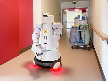 Care-O-Bot im Testbetrieb in einem Pflegeheim