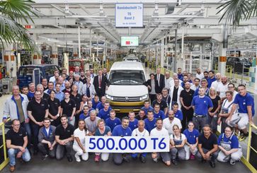 Bulli-Produktionsjubiläum: Vorstände, Werkleitung, Betriebsräte und Mitarbeiter mit dem 500.000sten T6 (Multivan "70 Jahre Bulli") aus dem Werk Hannover. Bild: "obs/VW Volkswagen Nutzfahrzeuge AG/HENNING SCHEFFEN PHOTOGRAPHY"