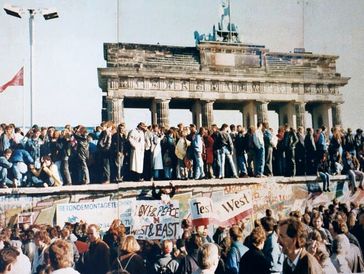 Menschenmengen auf der Berliner Mauer Ende 1989 nach dem historischen Mauerfall