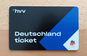 Chipkarte für das Deutschland­ticket vom Hamburger Verkehrs­verbund