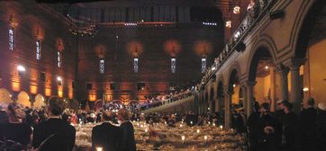 Panorama der Blauen Halle beim Nobelbankett 2005. Die Gäste gehen nach dem Dinner nach oben in den Goldenen Saal zum Tanz. (Symbolbild)