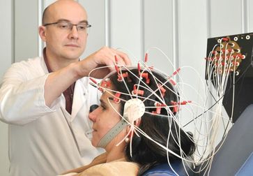 Eine Elektroenzephalografie (EEG) gehört zum diagnostischen Spektrum bei der Abklärung eines SchädelQuelle: Bildnachweis: Volker Daum/Bergmannsheil (idw)