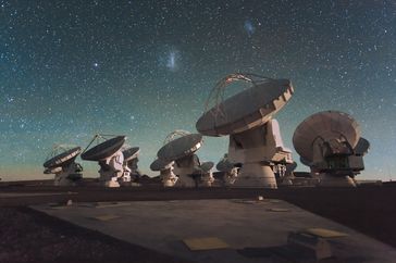 ALMA bei Nacht unter den Magellanschen Wolken