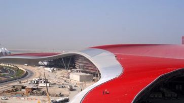 Ferrari World Abu Dhabi: Eines der weltweit größten Metalldächer ist fertig. Bild: obs/Interfalz