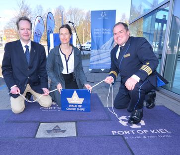 Eröffnung Walk of Cruise Ships: v.l.n.r. Stadtpräsident Robert Vollborn, Kreuzfahrtdirektorin Nicole Claus und Kapitän Manuel Pannzek / Bild: "obs/AIDA Cruises"