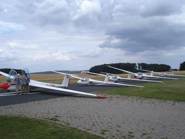 Verschiedene Segelflugzeugmuster in Startposition