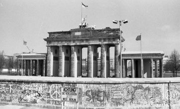 In 2020 braucht es keine Mauer mehr um alle Menschen voneinander zu trennen (Symbolbild)