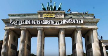 Bild: Screenshot Youtube Video ""Identitäre besetzen Brandenburger Tor" Aktionsvideo Identitäre Bewegung"