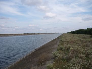 Kanal nahe Dschankoj mit Wasserstand bis Juli 2014