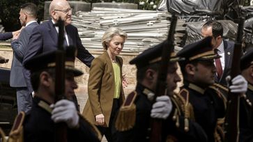 02.05.2024, Libanon, Beirut: Der libanesische Premierminister Najib Mikati begrüßt die Präsidentin der Europäischen Kommission Ursula von der Leyen (C) im Regierungspalast.