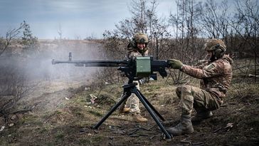 Ukrainische Soldaten feuern ein Maschinengewehr ab (Gebiet von Donezk, 15. März 2023) Bild: Gettyimages.ru / Anadolu Agency