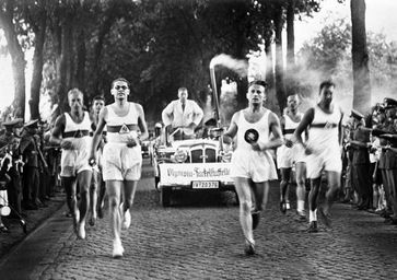Olympische Fackelläufer, 1936 (Symbolbild)