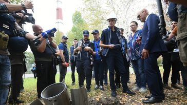 IAEA-Generaldirektor Rafael Grossi (in der Mitte, mit weißem Helm) und Delegierte der Internationalen Atomenergiebehörde (IAEA) inspizieren die Absturzstelle eines Marschflugkörpers auf dem Gelände des Atomkraftwerks Saporoschje in Energodar, 1. September 2022