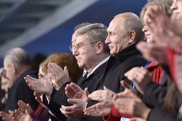 Wladimir Putin und IOK-Präsident Thomas Bach bei der Eröffnungsfeier der Olympischen Winterspiele 2014 im Stadion Fischt