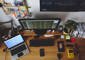 Schreibtisch, Computer (Symbolbild)