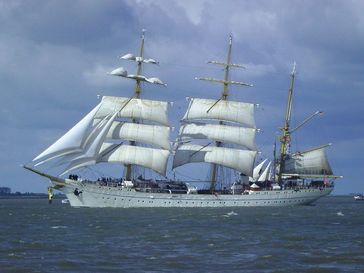 Die Gorch Fock unter Segeln 2010 Bild: de.wikipedia.org