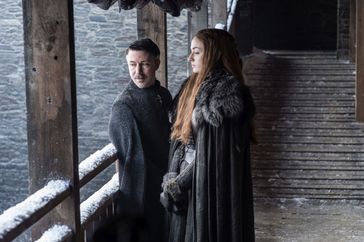 Auf Winterfell vertreten Jon Schnee und Sansa Stark unterschiedliche Ansichten bezüglich des weiteren Vorgehens. Kleinfinger versucht, die Situation zu seinen Gunsten zu nutzen. Serien-Samstag mit "Game Of Thrones" und "Taboo", ab 10. Februar 2018, um 20:15 Uhr bei RTL II. © HELEN SLOAN / HBO / RTL II -... 