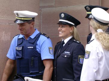 Polizeiuniform-Modelle für das deutsche Bundesland Hessen mit Kennzeichnungsmöglichkeit