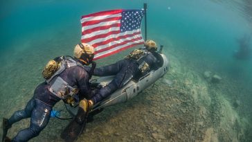 Das Bild, das im Tweet der chinesischen Außenamtssprecherin Hua Chunying zu sehen ist, zeigt eine Tieftauch-Übung der US-Marine im Norden Kaliforniens am 24. September 2022.