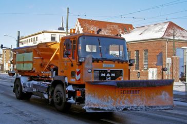 Schneepflug auf der Bundesstraße 26 in Griesheim