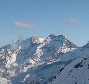 Fletschhorn (links) und Lagginhorn (in Bildmitte), der Westgrat verläuft vom Gipfel des Lagginhorns nach links unten.